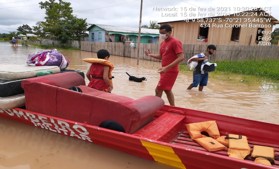 Rio Envira já desabriga famílias ao atingir dois bairros de Feijó nesta segunda-feira